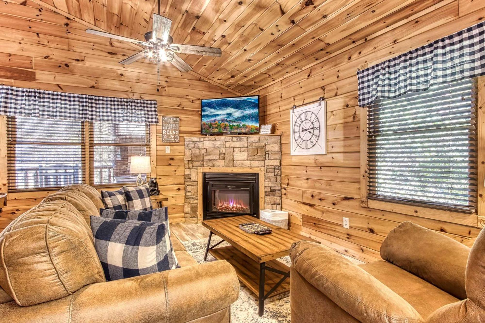 Dog Friendly, Romantic Mtn Getaway Hot Tub Pool Gatlinburg Esterno foto